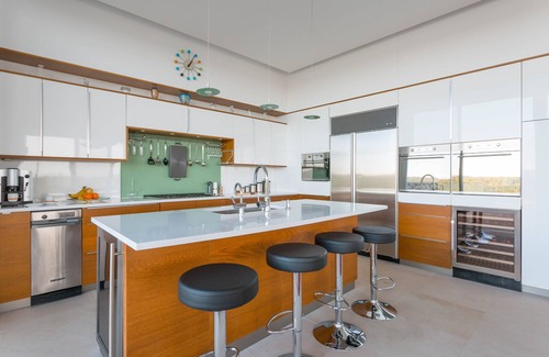 Town of Lloyd House | Exclusive Retreat: Modern Villa with Private Pool & Spa