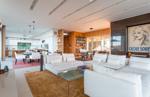 Town of Lloyd House | Exclusive Retreat: Modern Villa with Private Pool & Spa