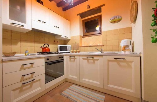 Castiglion Fiorentino Villa | Idyllic Villa Set Amidst Scenic Tuscan Hills