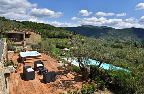 Castiglion Fiorentino Villa | Idyllic Villa Set Amidst Scenic Tuscan Hills