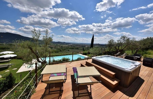 Castiglion Fiorentino Villa | Idyllic Villa Set Amidst Scenic Tuscan Hills