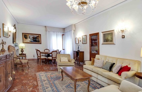 Longa House | Bright Retreat with Private Garden - Ideal for Families