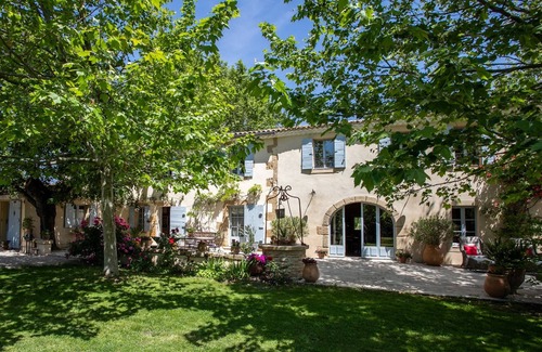 Grans Villa | Idyllic Mas Provençal: Private Garden & Pool for Families