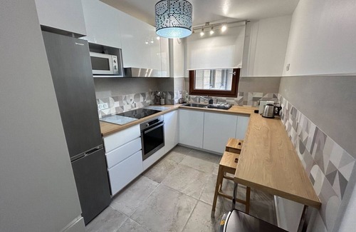 Charenton-le-Pont Apartment | Inviting 4-Room Retreat with Kitchen, Rated 10/10 by Guests
