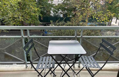 Charenton-le-Pont Apartment | Inviting 4-Room Retreat with Kitchen, Rated 10/10 by Guests