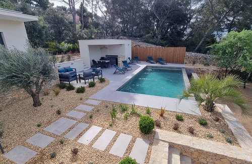 Les 3 Ponts Villa | Guest Rated 10/10 Villa with Private Pool in Nîmes