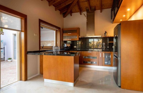 Ameijeira Villa | Oceanfront Apartment with Pool, Tennis & Pet-Friendly Amenities