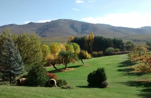 Riaza House | Ideal Villa with Garden & Game Court, Rated 9.6/10