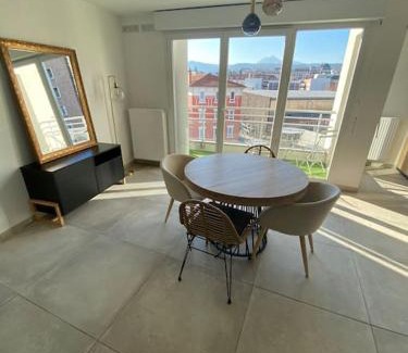 Sablon - Trudaine Apartment | Delightful Splendide: 70m2 with Balcony & Family-Friendly