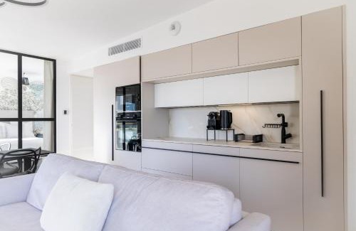 Saint Antoine Apartment | Elegant Blue Pearl Apartment with Panoramic Ocean View