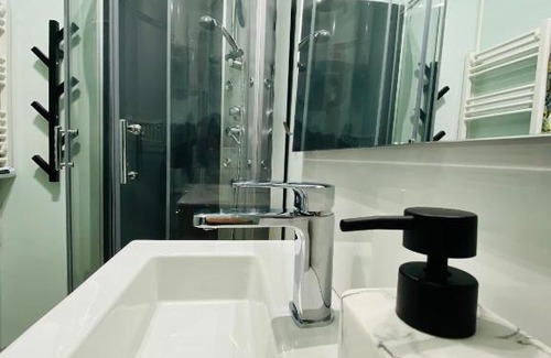 Le Marais Apartment | Cozy Studio Near Caen Gare - Family-Friendly Retreat