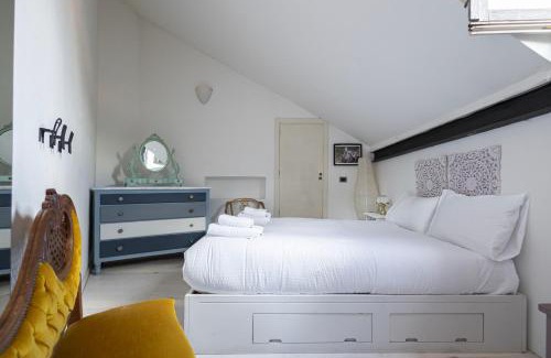 Zona Padova Apartment | Elegant Apartment Steps from Pasteur M1 with Pet-Friendly Amenities