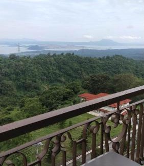Laurel Apartment | Relaxing Staycation at Splendido Tagaytay with Pool Access