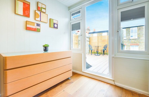Kilburn Apartment | Inviting Split Level Studio in West Hampstead with Breakfast