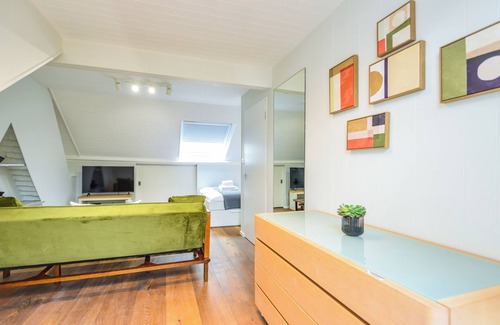 Kilburn Apartment | Inviting Split Level Studio in West Hampstead with Breakfast