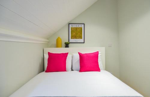Kilburn Apartment | Stylish Studio Retreat at West Hampstead by Concept Apartments