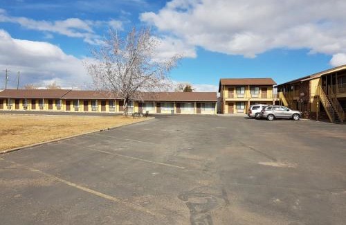 Vernal Hotel | Family-Friendly Split Mountain Motel with Pet Access