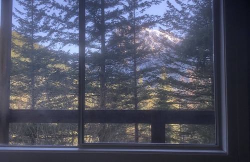 Gold Bar Cabin | Experience Adventure at Split Rock Lookout: Hiking & More