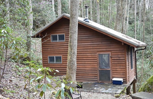 Stanton Cabin | Discover Split Rock: Off-Grid Cabin with Unique Art