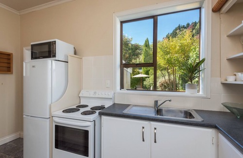 Nelson House | Indulge at Strupak Cottage with Ocean Views and Breakfast