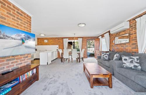 Jindabyne House | Discover Sponars Onshore Apartment - Pet Friendly Retreat