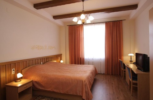 Pirogovskoe Hotel | Enjoy Comfort at Sport Complex Chekeril with Pool & Hot Tub