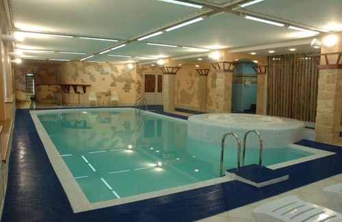Pirogovskoe Hotel | Enjoy Comfort at Sport Complex Chekeril with Pool & Hot Tub