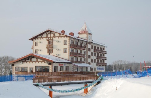 Pirogovskoe Hotel | Enjoy Comfort at Sport Complex Chekeril with Pool & Hot Tub