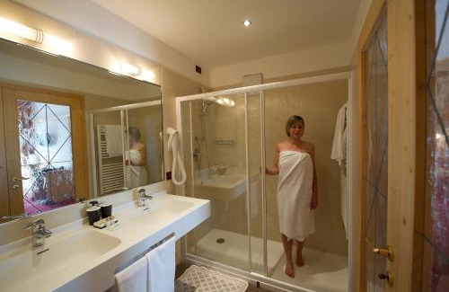 Passo del Tonale Hotel | Discover Sport Hotel Vittoria: Pet-Friendly & Spa Retreat