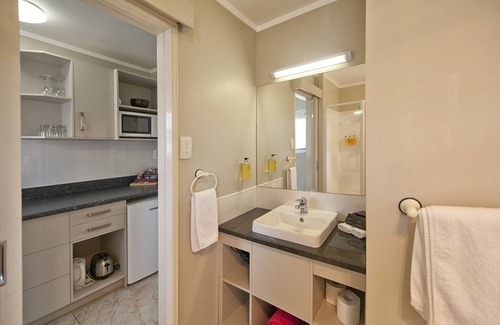 Rotorua Hotel | Top-Rated Sport of Kings Motel with Pool & Hot Tub