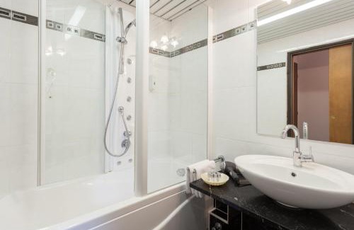 Medraz Hotel | Experience Sporthotel Cristall: Oceanfront & Spa Retreat