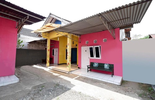 Purbalingga Hotel | Budget-Friendly Homestay Flamboyan: Child Friendly Retreat