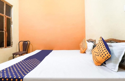Jhansi Hotel | Budget-Friendly Stay at SPOT ON 77881 Kasturi Sai Darbar