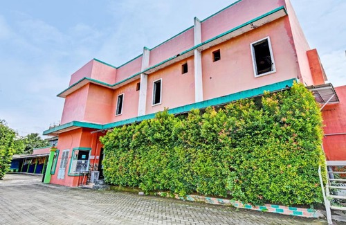Cilacap Hotel | Budget-Friendly Hotel Bintang Flores with Breakfast Included