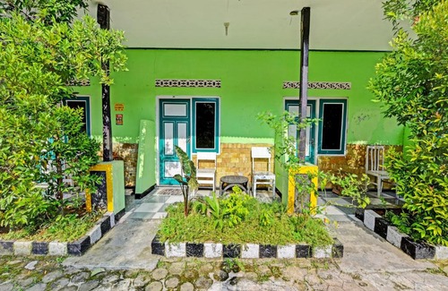 Cilacap Hotel | Budget-Friendly Hotel Bintang Flores with Breakfast Included