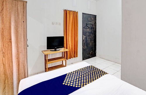 Waru Hotel | Budget-Friendly Stay at SPOT ON 91789 Kost Umik Sidoarjo
