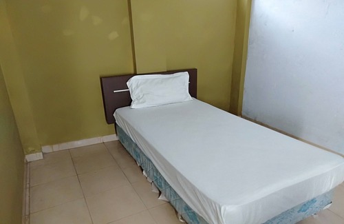 Jambi Hotel | Budget-Friendly Stay at SPOT ON 93464 Penginapan Tulimario