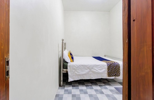 Kediri Hotel | Budget-Friendly Hasna Guest House with Breakfast Included
