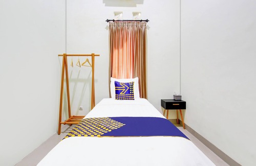 Cepu Hotel | SPOT ON 94076 Tinampi House Syariah