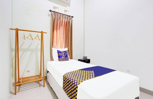 Cepu Hotel | SPOT ON 94076 Tinampi House Syariah