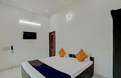 Aligarh Hotel | Budget-Friendly Royal Palm Room & Family Dining Experience