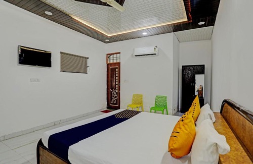 Aligarh Hotel | Budget-Friendly Royal Palm Room & Family Dining Experience