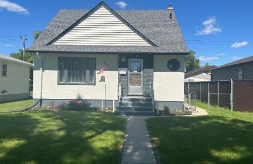 East Kildonan Apartment | Immaculate 2 Bedroom Suite in Winnipeg - Rated 9.5/10