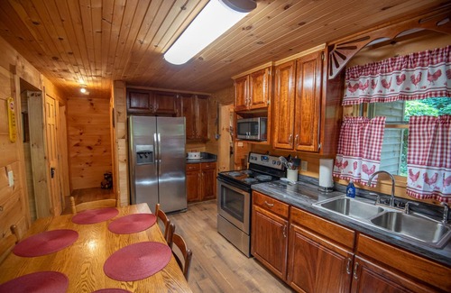 Warrensville Cabin | Unforgettable Spout Branch Cabin by the New River - Family Friendly