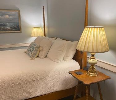Lincolnville Bed & Breakfast | Cozy Spouter Inn Bed & Breakfast with Oceanfront Views