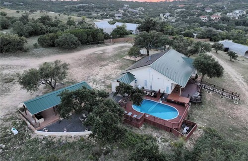 Tres Vistas House | Sprawling 10-Acre Estate with Breathtaking Sunsets – Perfect for Large Groups!