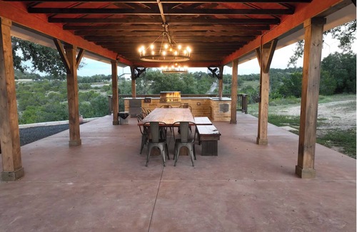 Tres Vistas House | Sprawling 10-Acre Estate with Breathtaking Sunsets – Perfect for Large Groups!