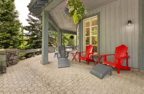 Blackcomb Condo | Ideal Ski-in/Out Condo with Pool, Spa & Deck for 4