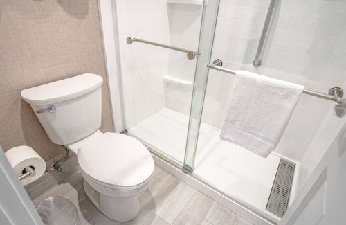 North Beach Haven Hotel | Oceanfront Escape at Spray Beach Hotel with Pool & Dining