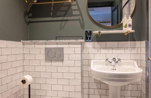 Wandsworth Hotel | Explore the Comfort of Spread Eagle with Breakfast & Dining